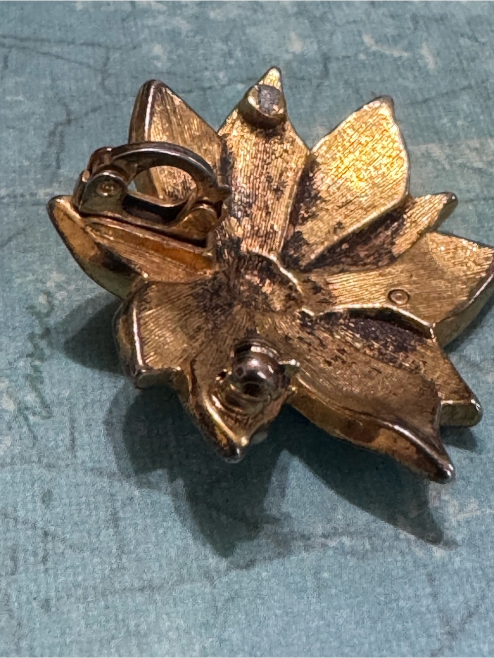 FOUR DAMAGED BROOCHES - Picture 10 of 15
